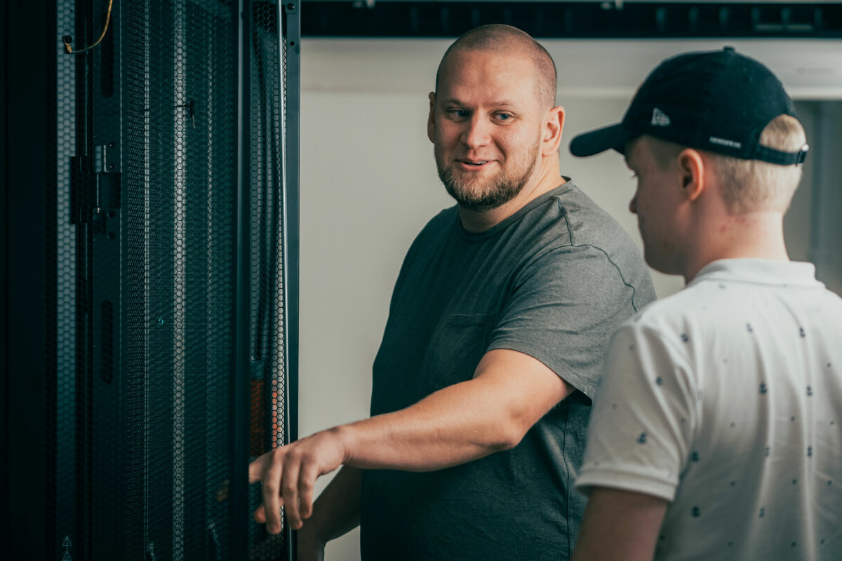 Tekniker vid ett serverskåp i Savecores datacenter