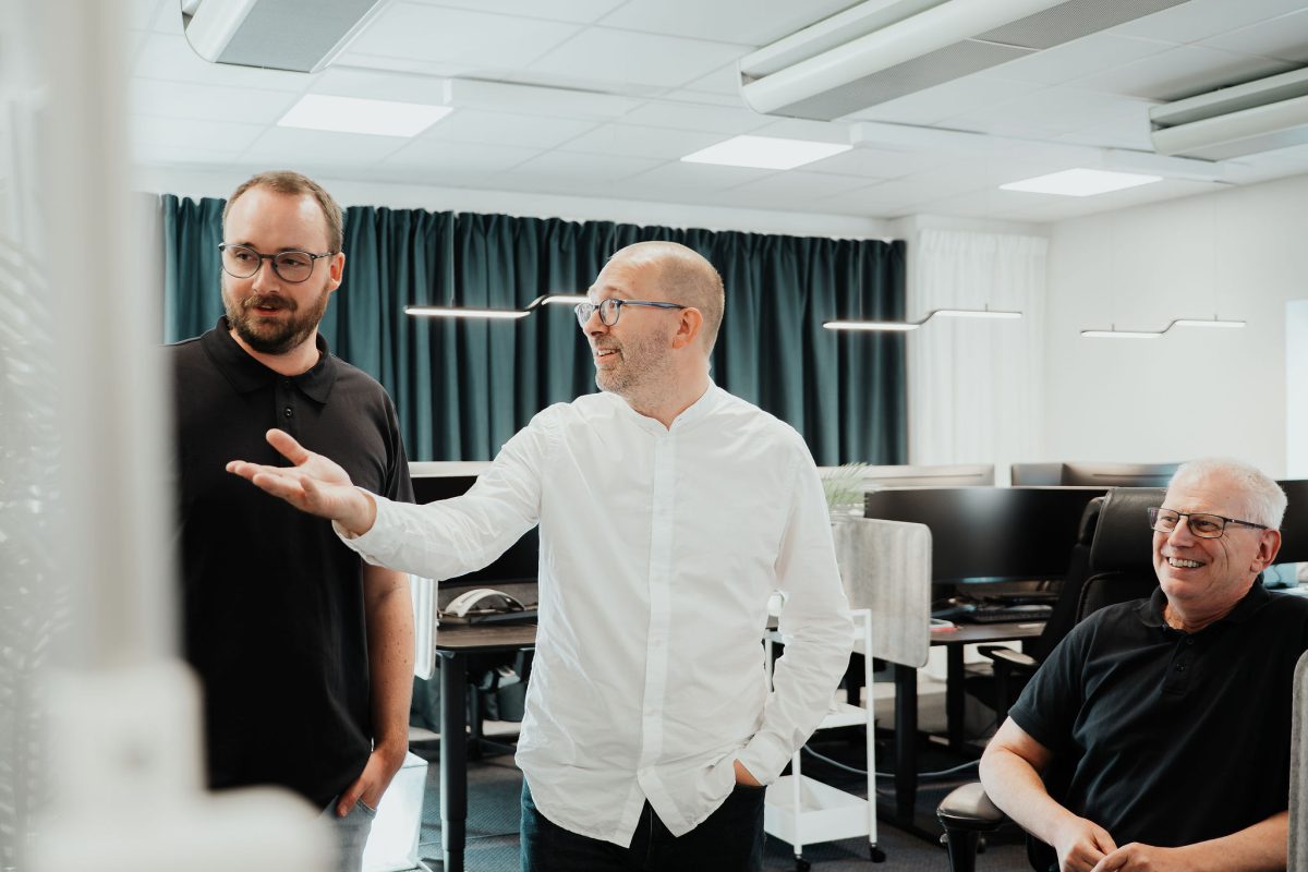 Savecore-medarbetare i samtal på kontoret